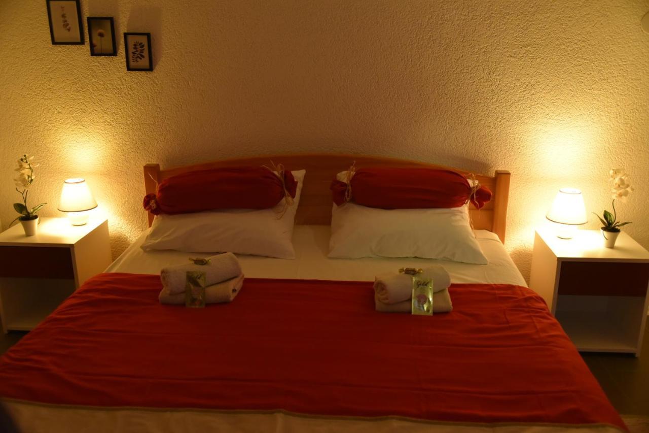 Apartment Bobic Licko Petrovo Selo Dış mekan fotoğraf