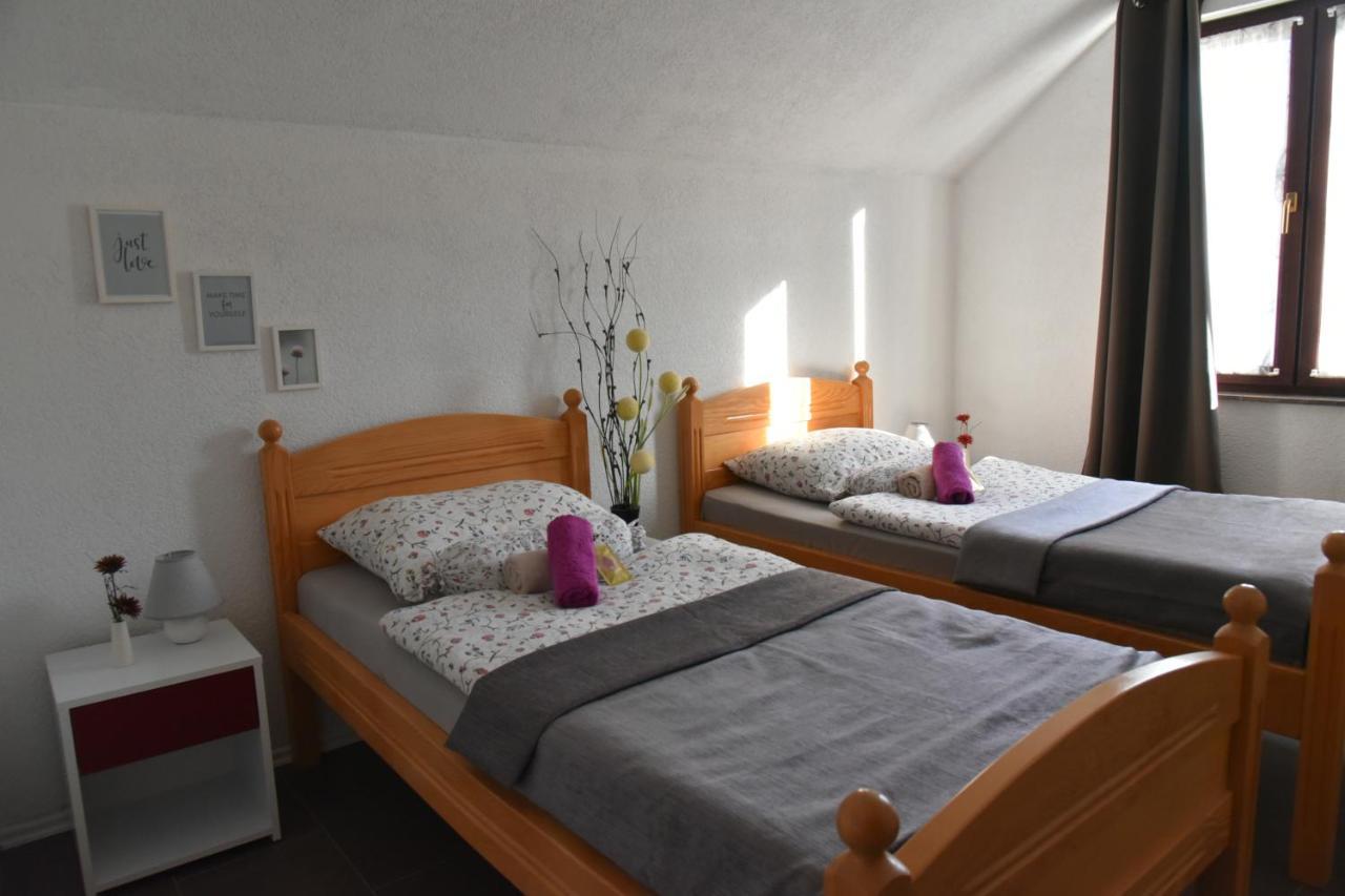 Apartment Bobic Licko Petrovo Selo Dış mekan fotoğraf