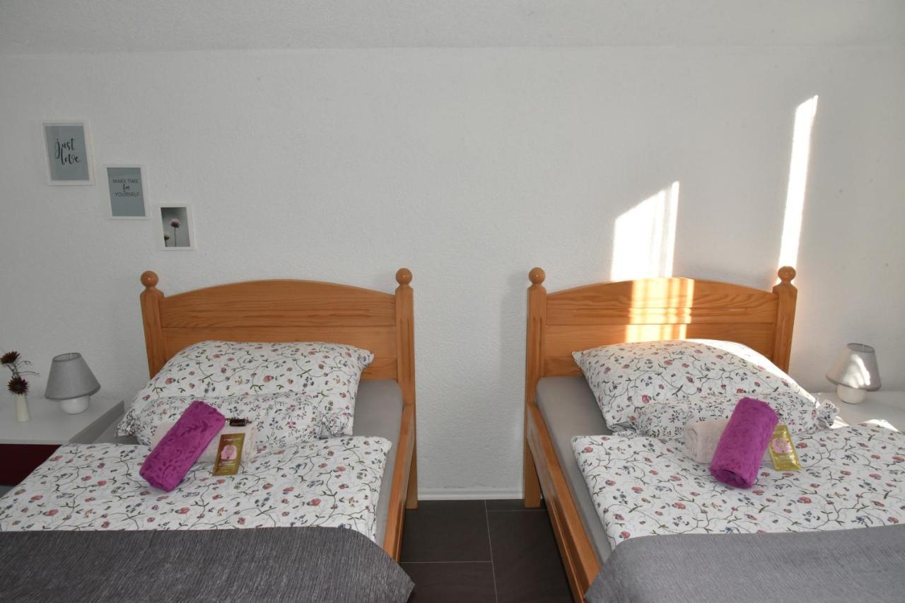 Apartment Bobic Licko Petrovo Selo Dış mekan fotoğraf