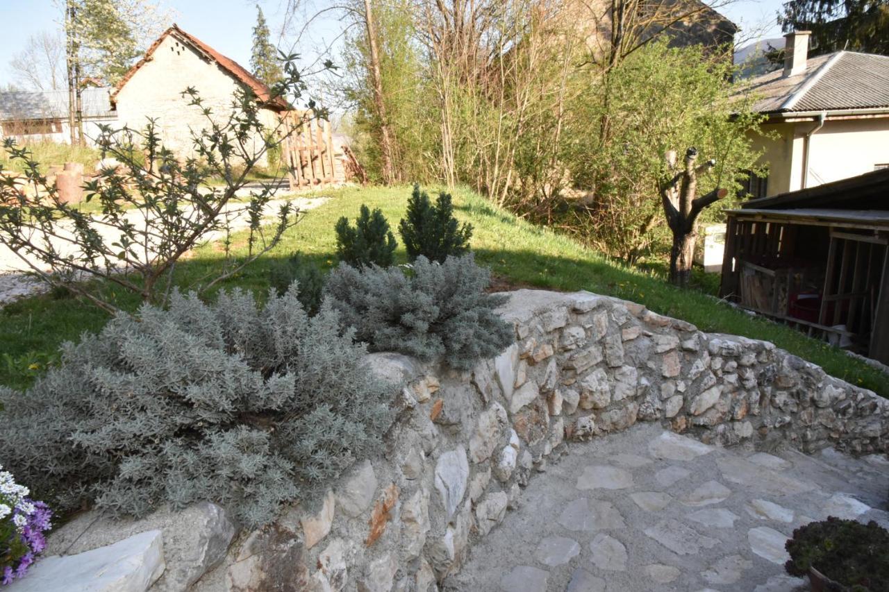 Apartment Bobic Licko Petrovo Selo Dış mekan fotoğraf