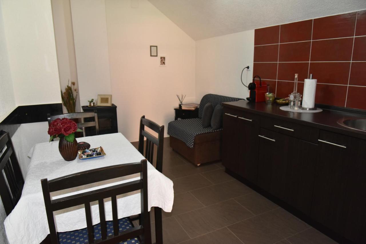 Apartment Bobic Licko Petrovo Selo Dış mekan fotoğraf