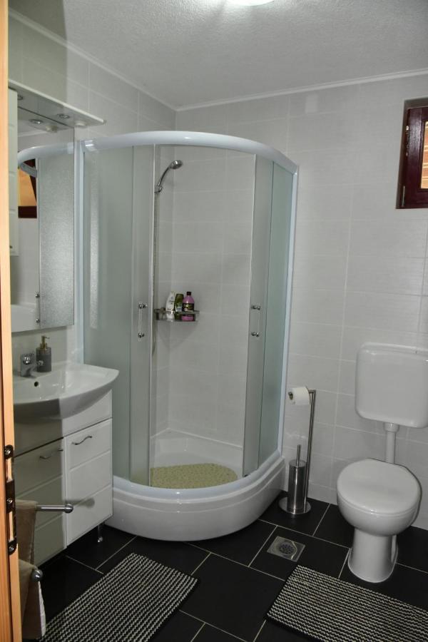 Apartment Bobic Licko Petrovo Selo Dış mekan fotoğraf