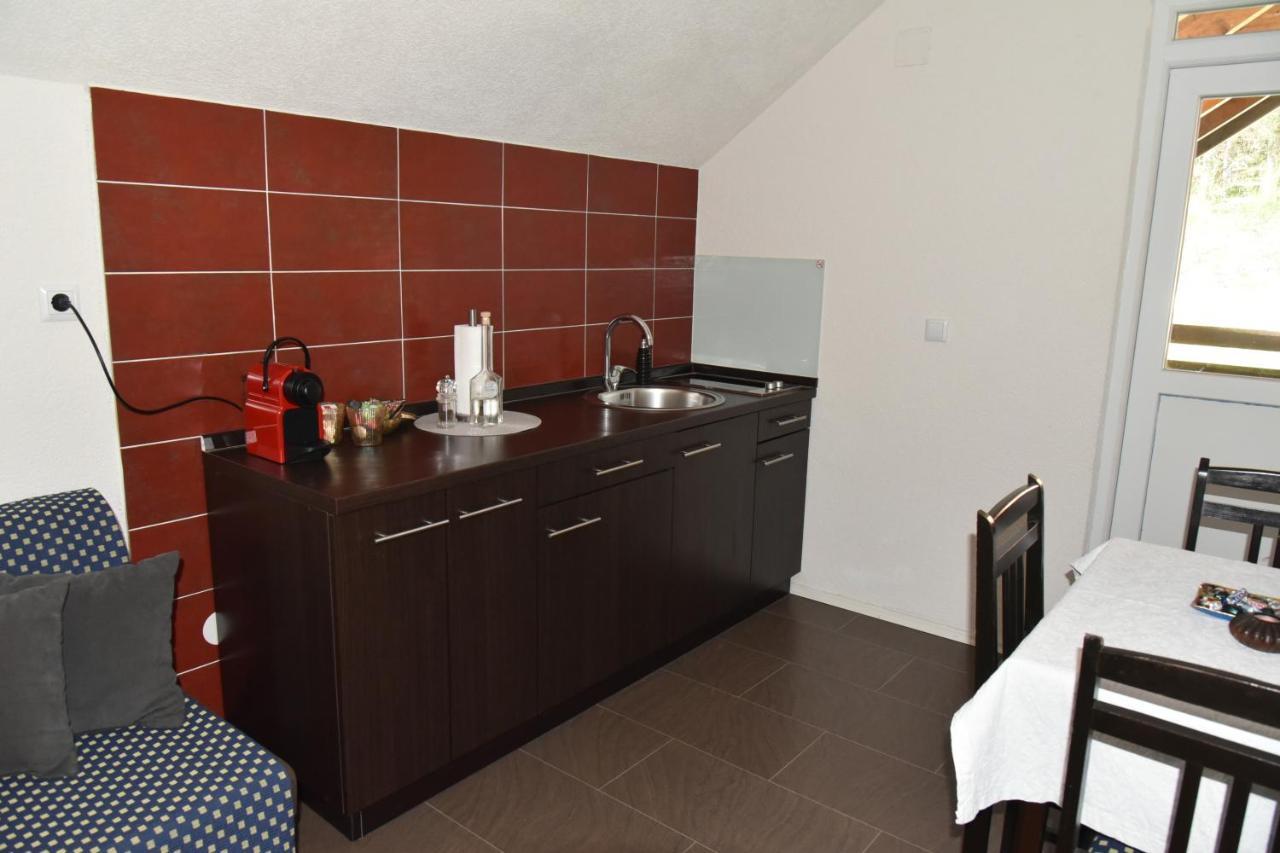 Apartment Bobic Licko Petrovo Selo Dış mekan fotoğraf
