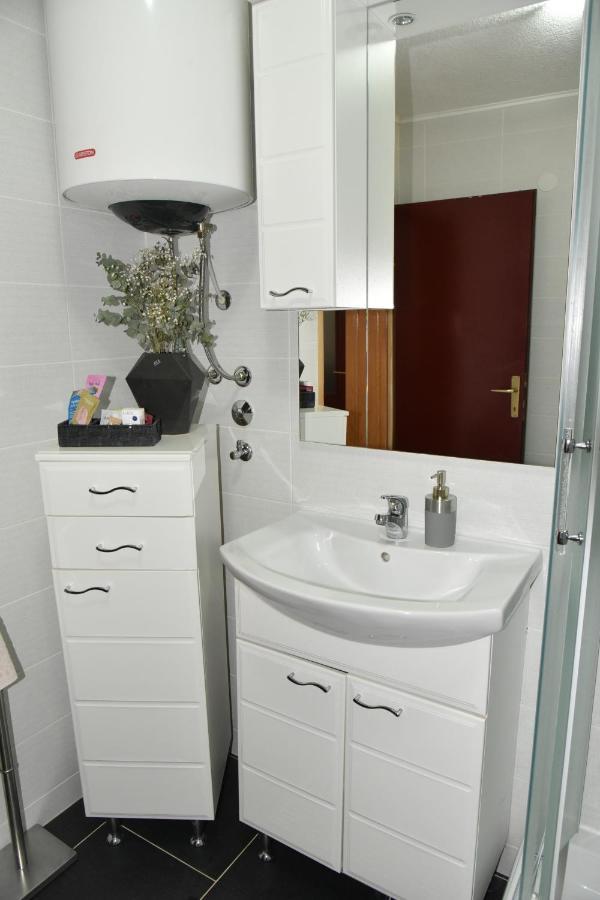 Apartment Bobic Licko Petrovo Selo Dış mekan fotoğraf