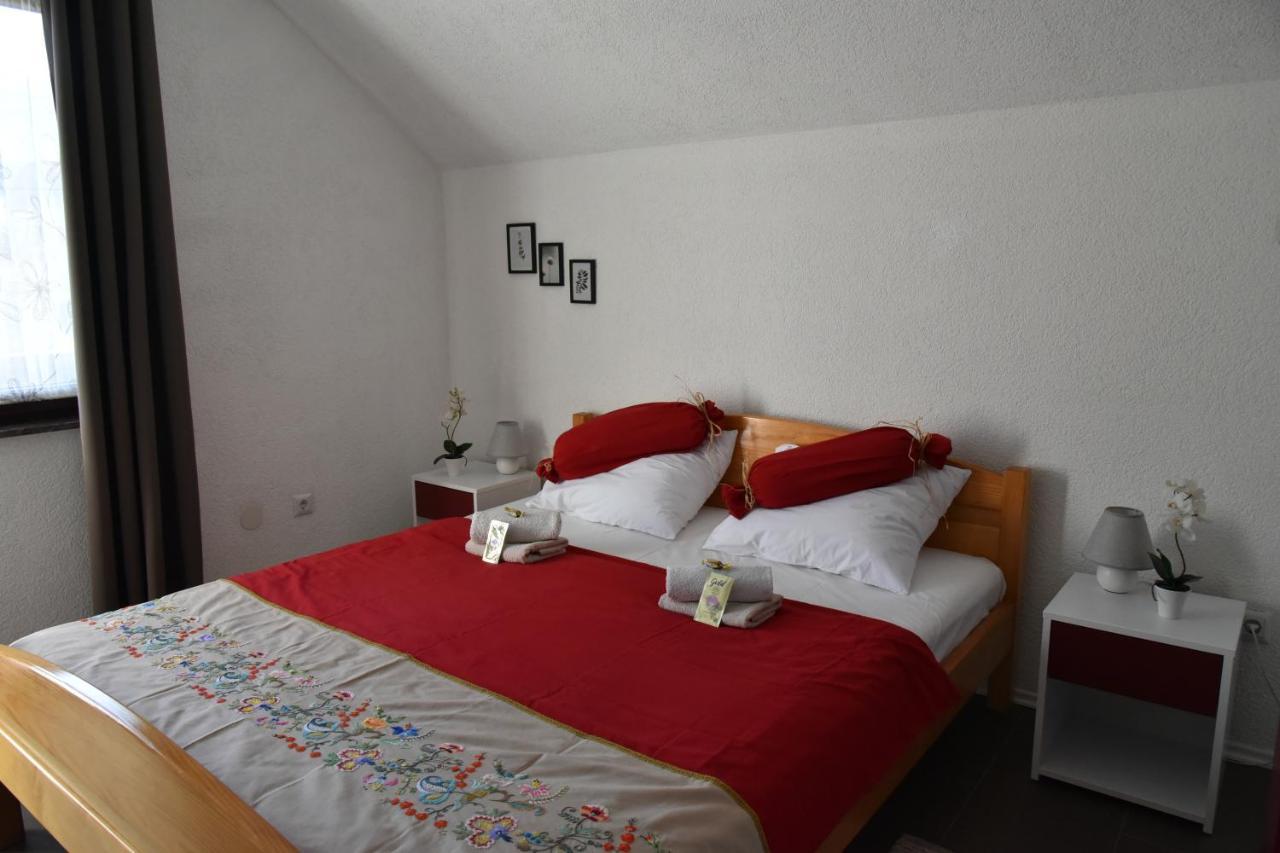 Apartment Bobic Licko Petrovo Selo Dış mekan fotoğraf
