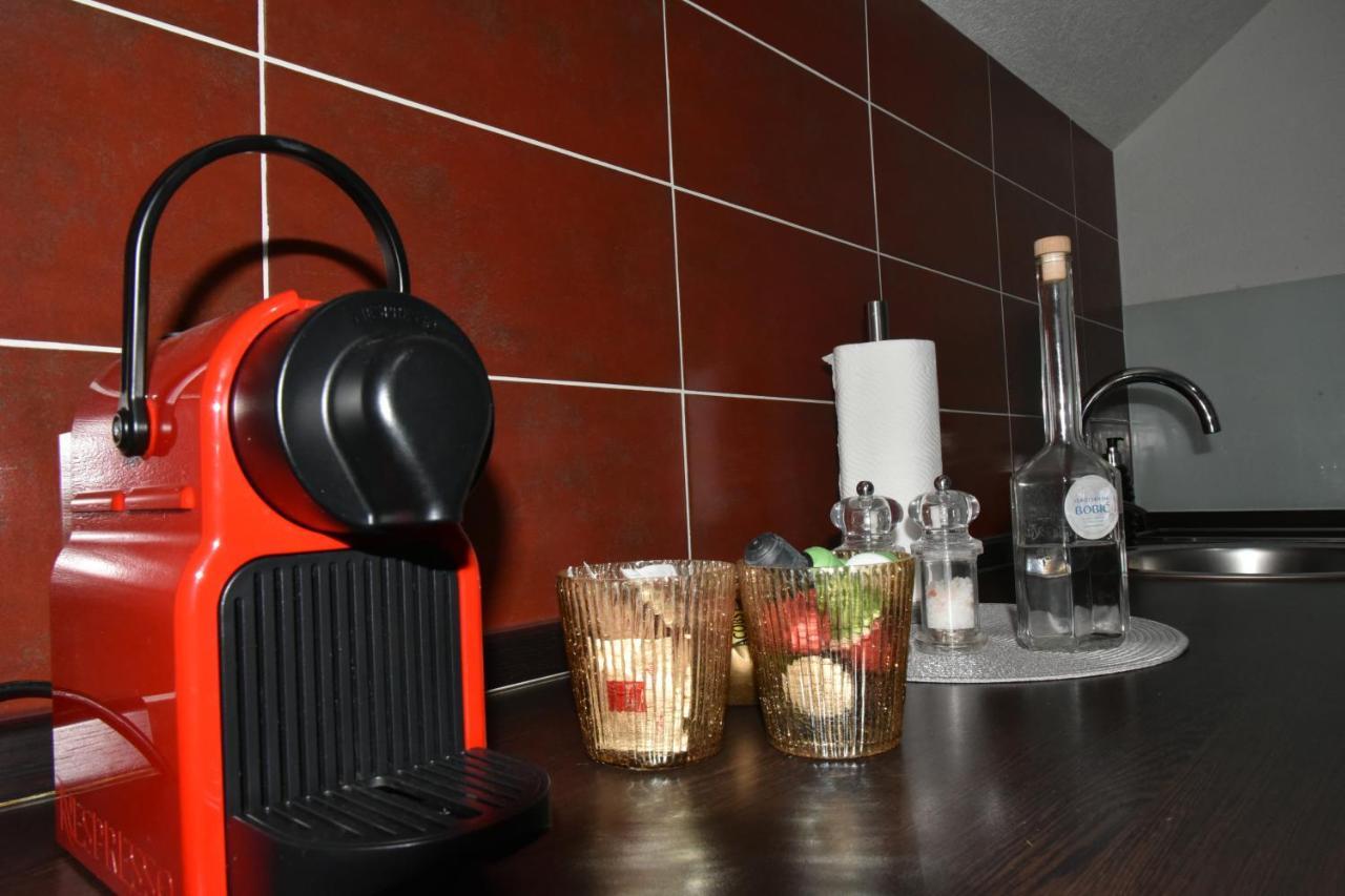 Apartment Bobic Licko Petrovo Selo Dış mekan fotoğraf